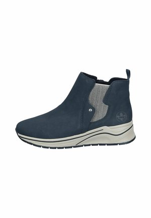 Bottines bleu marine en suède avec un panneau en tissu texturé, dotées d'un petit talon compensé et d'une languette pour un enfilage facile.