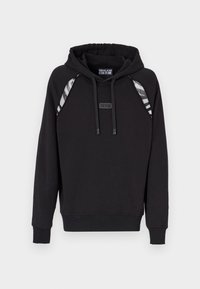 Černá mikina s kapucí vyrobená z měkké látky, s kapucí, žebrovanými manžetami a unikátními stříbrnými pruhovanými akcenty na ramenou. Na přední straně je nášivka s logem.