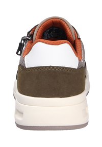 Schuh mit einem strukturierten grauen Obermaterial, braunen Wildlederakzenten, weißer Ferse, grünlich-brauner Zwischensohle und silbernem Reißverschluss. Entworfen für den Freizeitgebrauch.