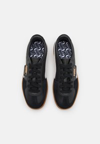 Baskets noires en cuir et suède, à lacets, semelle en caoutchouc, intérieur à motif avec accents de logo.