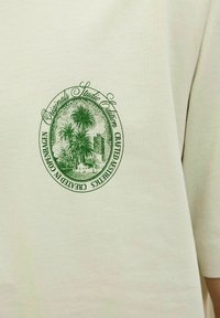 Jack & Jones GEDRUCKT RUNDHALSAUSSCHNITT - Trükipildiga T-särk - celadon tint