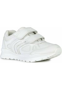 Zapatilla deportiva blanca con un upper sintético texturizado, dos correas de Velcro y una suela de goma. Presenta acentos laterales curvados y detalles perforados.