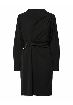 Černé šaty s dlouhými rukávy a detailem postranního pásku. Vyrobené z hladkého materiálu, s drapovaným designem a vysokým výstřihem.