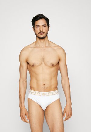 Weiße Unterhose mit einem goldmusterierten Bund, der ein griechisches Schlüsselmotif und Logodetails aufweist. Glattes Material, enganliegende Passform, minimalistischer Stil.