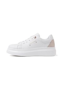 Sneaker bianche in pelle con cavigliera imbottita, dettaglio del tallone beige testurizzato e sottili accenti in oro sul lato e sugli occhielli.