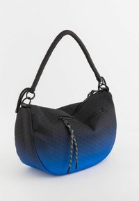 Czarna i niebieska torba w gradientowym wzorze z heksagonalną teksturą. Posiada pleciony czarny uchwyt oraz dwie kieszenie zapinane na zamek z kolorowymi akcentami.