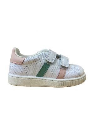 Zapatillas blancas perforadas con detalles en rosa y verde, que cuentan con dos correas de Velcro ajustables y una suela de goma texturizada.