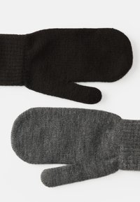 Luvas de malha em preto e cinza escuro. A luva preta possui um orifício para o polegar, enquanto a cinza tem um design padrão; ambas são texturizadas e quentes.