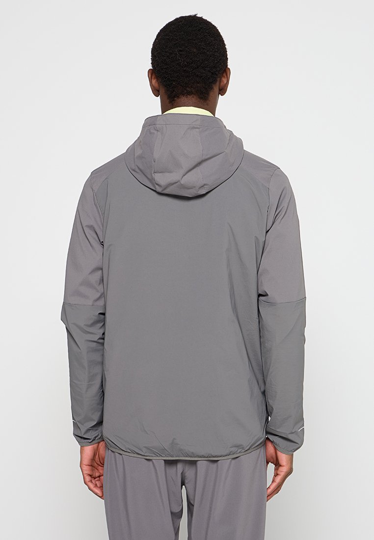 Grau, leichte Jacke mit Kapuze, ausgestattet mit einer glatten Textur und Raglanärmeln. Minimalistisches Design, geeignet für legere Outfits.