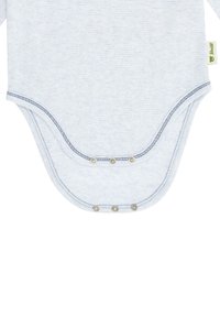 Svetle modrý bodysuit s dlouhým rukávem, měkkou texturou, zaobleným dnem a patentkami v dolní části, které obsahují detaily ze stříbrného kovu.