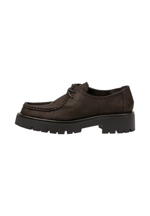 Zapato de ante marrón con puntera con costura al estilo mocasín, cordones redondos y suela gruesa de goma negra. Acabado texturizado en la parte superior.