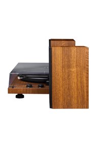 Tourne-disque avec une base en bois, un couvercle en plastique transparent et des boutons noirs. Présente un design rectangulaire avec une texture lisse et un motif de grain.