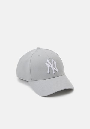 Casquette de baseball gris clair avec logo NY brodé en blanc sur le devant et visière incurvée sur fond uni.