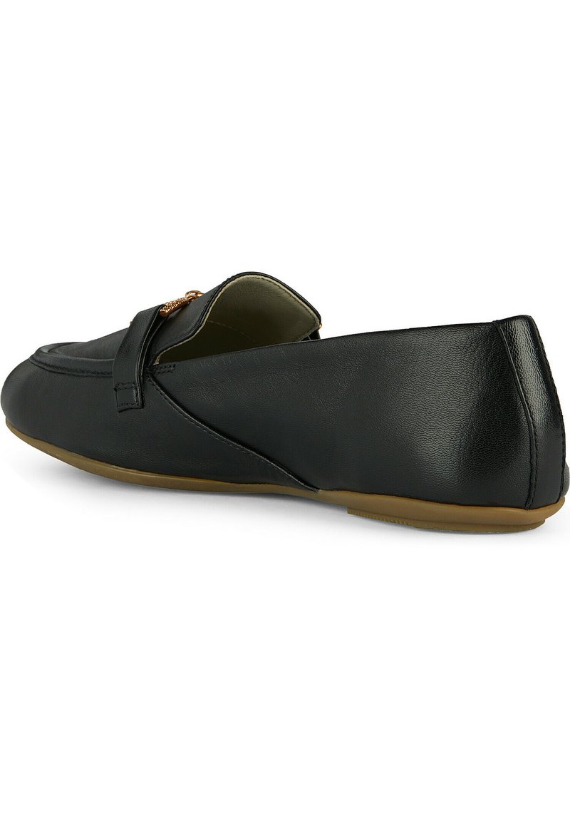 Mocassino in pelle nera con punta arrotondata e dettagli accentuati ai lati. Caratterizzato da una superficie liscia e una suola in gomma per flessibilità e comfort.