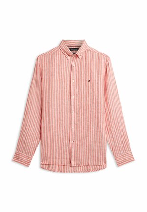 Camisa de manga larga a rayas verticales coral y blancas con botones, cuello y pequeño logotipo en el pecho izquierdo.