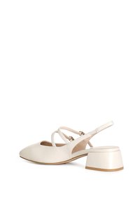 Béžové kožené sandály se zaoblenou špičkou, křížovými pásky a nízkým blokovým podpatkem. Hladký povrch s jemnými švy.