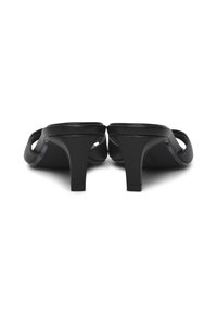 Sandales noires à bout ouvert avec un design à fines lanières, dotées d'un talon bloc solide et d'un matériau lisse. Style minimaliste avec une finition élégante.