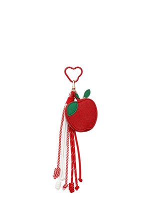 Rood sleutelhangerhoesje in de vorm van een appel met groene blaadjes en vastgemaakte rode en witte decoratieve koorden die hangen aan een hartvormige sleutelring.
