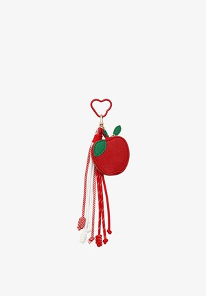 Rood sleutelhangerhoesje in de vorm van een appel met groene blaadjes en vastgemaakte rode en witte decoratieve koorden die hangen aan een hartvormige sleutelring.