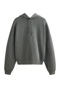 Temno sivo dolgo majico s kapuco z žepom spredaj, nastavljivimi vrvicami ter rebrastimi manšetami in robom, prikazano na belem ozadju.