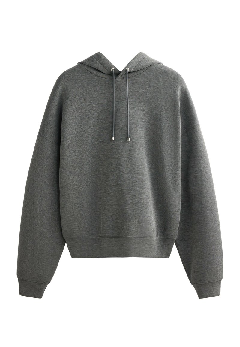 Temno sivo dolgo majico s kapuco z žepom spredaj, nastavljivimi vrvicami ter rebrastimi manšetami in robom, prikazano na belem ozadju.