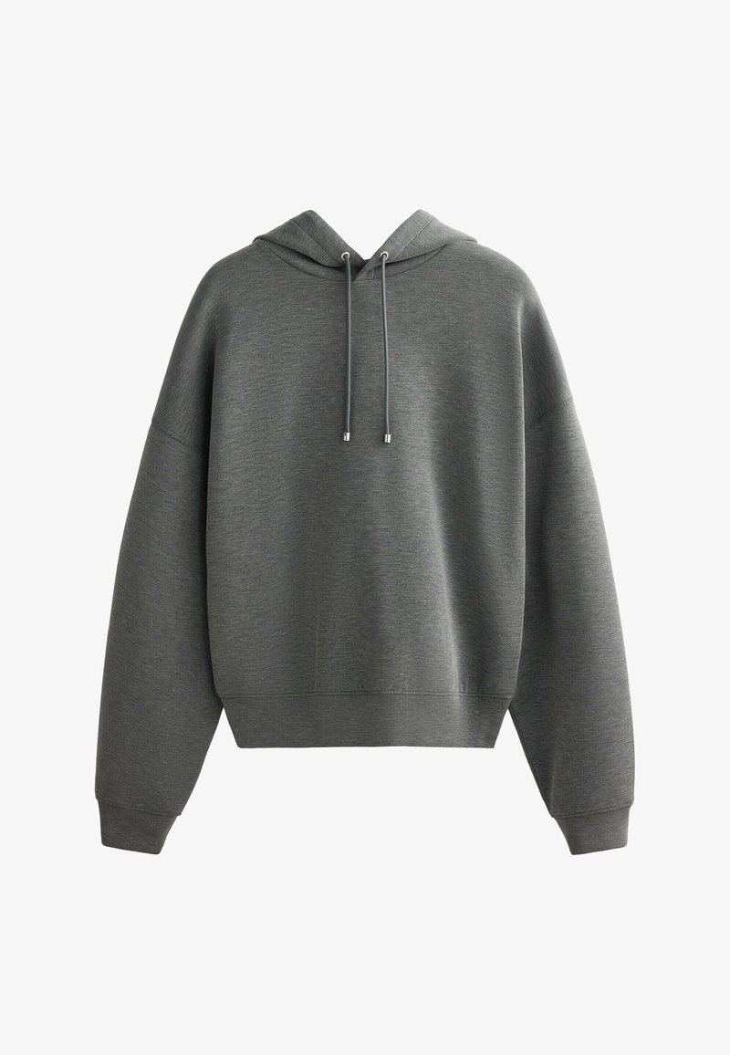 Temno sivo dolgo majico s kapuco z žepom spredaj, nastavljivimi vrvicami ter rebrastimi manšetami in robom, prikazano na belem ozadju.