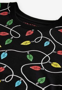 Sort sweatshirt med et mønster af julelys i rød, grøn, gul og blå, med hvide snore detaljer og en rund halsudskæring.