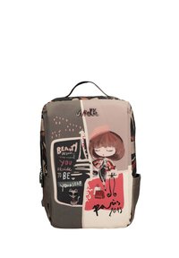 Rucksack aus weichem Stoff, mit einem verspielten grafischen Design in gedämpften Farben, darunter Rosa und Grau, mit einer zentralen Illustration und Text.