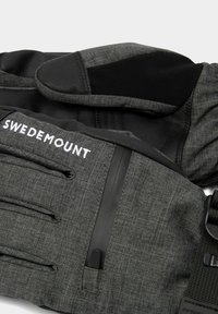 I guanti in tessuto grigio presentano un design elegante con un palmo nero, dettagli in gomma e il nome del marchio "SWEDEMOUNT" in bianco.