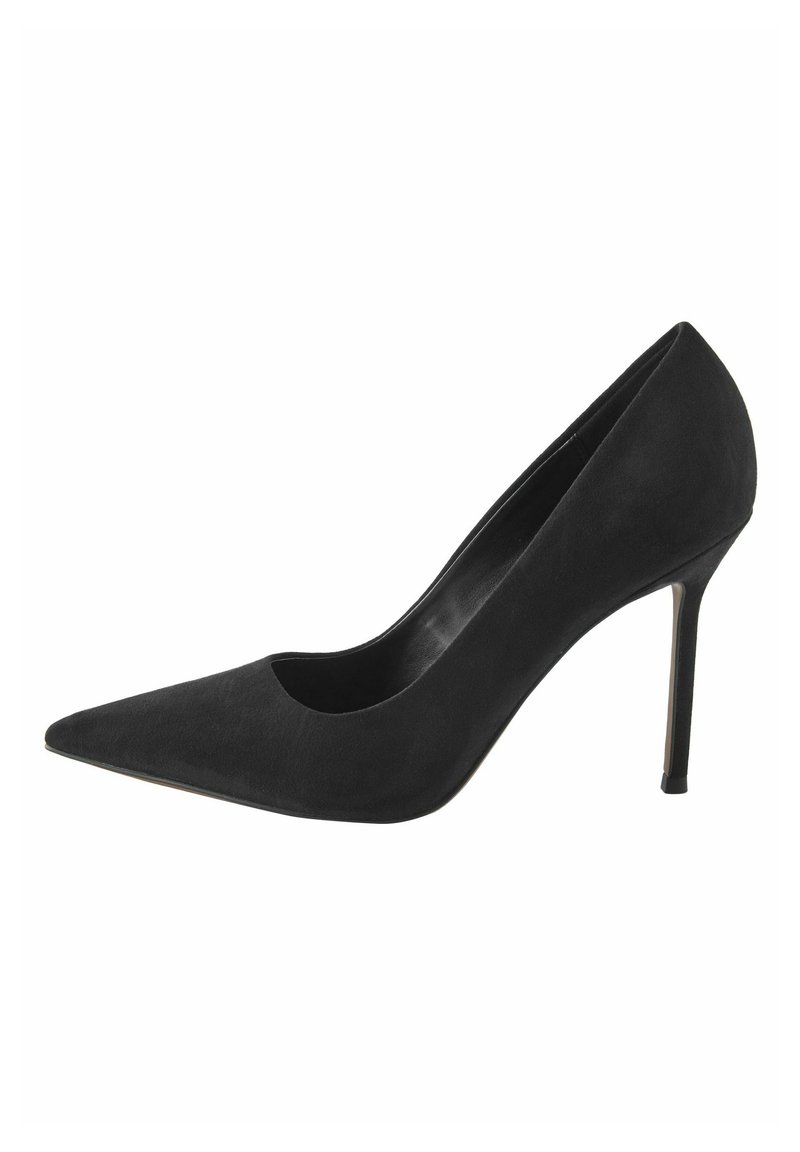 Pumps neri in suede con tacco alto, punta affilata e dettaglio a taglio sulla tomaia, dotati di tacco a stiletto sottile e suola liscia.