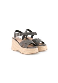 Sandalias de cuña de tela gris con tiras entrecruzadas, hebilla ajustable en el tobillo y media suela envuelta en yute. Plantilla suave con punta redondeada.