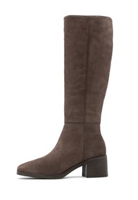 Barna velúr, térdig érő csizma, tömbsarkal és hegyes orral, varrott részletekkel a száron és a lábfejen.