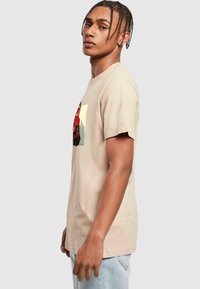 Merchcode GRAND RED GIRL ROUND NECK - T-shirts med print - sand