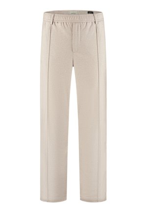 Pantalones beige con acabado texturizado, cinturilla elástica, piernas rectas y dos pinzas delanteras, con un diseño ajustado.