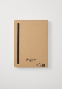 Kraftpapirnotatbok med svart elastisk stropp. Har minimalistisk merkevarebygging: "Café Kitsuné Paris" og ikoner for resirkulering og tjenester.