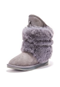 Sive čizme od nubuk kože s mekim sivim umjetnim krznom na rubu, zaobljenim vrhom i ravnim gumiranom potplatom ukrašenim dekorativnim metalnim detaljima.