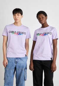 Carlo Colucci PRIDE UNISEX - Apdrukāts T-krekls - lilac