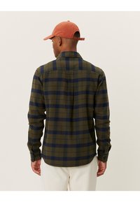 Groene en marineblauwe geblokte flanellen shirt met een knoopsluiting bij de kraag en manchetten, met een relaxed fit en een afgeronde zoom, getoond vanuit de achterkant.