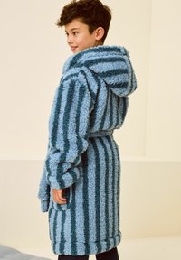 Streifenbademantel in Blau und Teal aus strukturiertem, flauschigem Stoff, mit Kapuze und einem gebundenen Gürtel. Verfügt über lange Ärmel und ein knielanges Design.