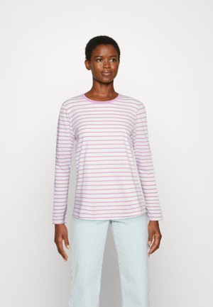 Camisola de manga longa às riscas em lilás claro e branco. Tecido suave com decote redondo e corte descontraído. Jeans azul claro usados em baixo.