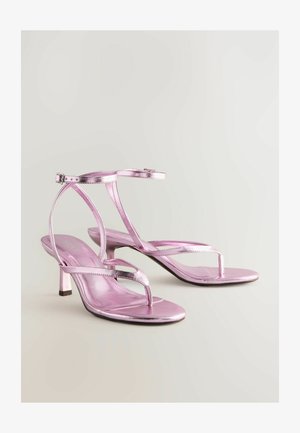 Roze metalik sandale na petu s tankim trakama i suženim potpeticom. Glatka tekstura s minimalističkim dizajnom i zatvaranjem na kopču.