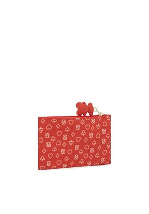 Czerwona prostokątna saszetka z zamkiem, ozdobiona małymi symbolami serc, karo, treflów i pików, z suwakiem w kształcie misia.