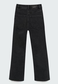 Svarta denimjeans med rak benklippning, femfickorsdesign och rå nederkant. Har en klassisk midja med en bakre logotags.