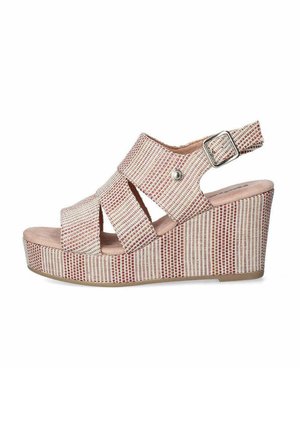 Sandalia de cuña con parte superior de tejido trenzado en beige y rojo, diseño de punta abierta, tira en el tobillo con hebilla, suela de plataforma texturizada.