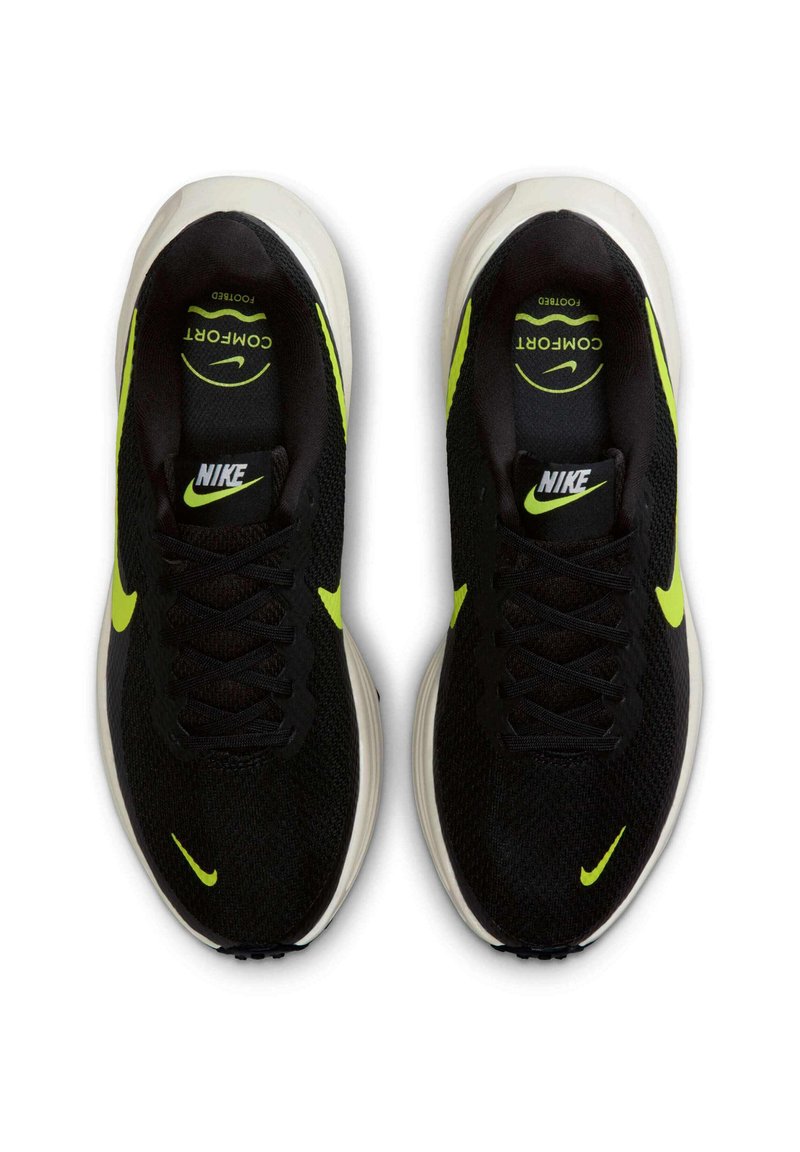 Calzado Nike negro con acentos en amarillo neón, que presenta una parte superior de malla transpirable, cordones texturizados y una suela acolchada, etiquetado como "Confort".