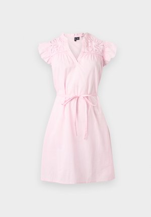 Robe rose pâle longueur genou avec col en V, épaules en dentelle ajourée, manches courtes à volants et ceinture en tissu nouée à la taille.