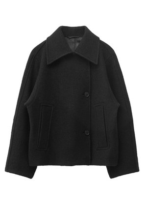 Schwarze, kurze Jacke aus Wollmischung mit weitem Kragen, langen Ärmeln, zwei vorderen Leistentaschen und Knopfleiste.