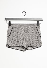 Pantalones cortos grises con un diseño de panal, con ribete negro, cinturilla elástica y dos bolsillos laterales. Se cuelgan de un sencillo gancho de metal.