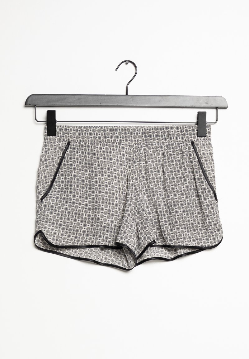 Pantalones cortos grises con un diseño de panal, con ribete negro, cinturilla elástica y dos bolsillos laterales. Se cuelgan de un sencillo gancho de metal.