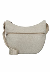 Beige handtas met textuur en een afgeronde vorm, voorzien van een ritsvak aan de voorkant en een brede, platte schouderriem met logo-accenten.